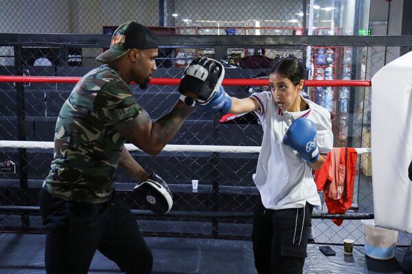 فتاة خلال التدريبات في نادي فايت كلوب جيم في الرياض، المملكة العربية السعودية 8 ديسمبر 2021 - سبوتنيك عربي