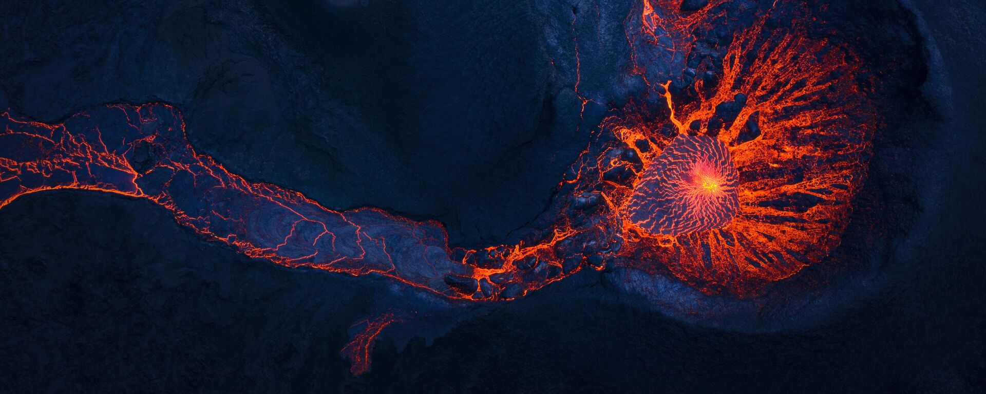 تتدفق الحمم البركانية من ثوران بركان فاغرادالسفيال في شبه جزيرة ريكيانيس في جنوب غرب أيسلندا، 13 مايو 2021. - سبوتنيك عربي, 1920, 22.12.2021