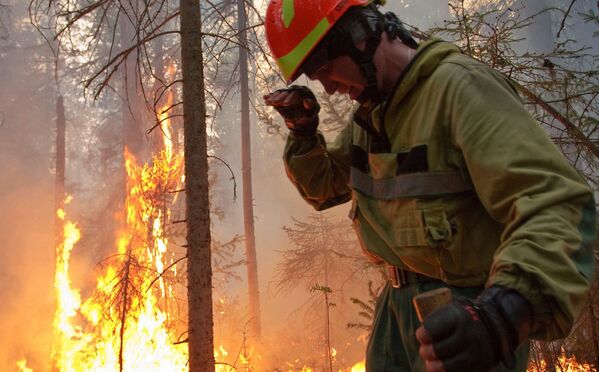 موظف في أفياليس أوخرانا خلال إطفاء حريق غابة في ياقوتيا الروسية، إثر ارتفاع درجات الحرارة في مختلف أنحاء البلاد، 10 يوليو 2021 - سبوتنيك عربي