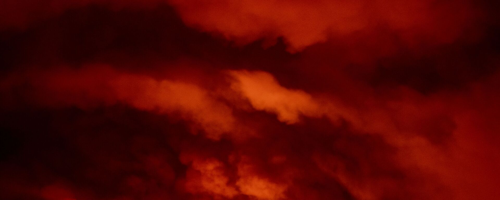 أدخنة تتصاعد من حريق بوتليغ فاير ليلاً بالقرب من بلاي، أوريغون الأمركية في 16 يوليو/ تموز 2021. - سبوتنيك عربي, 1920, 31.07.2022