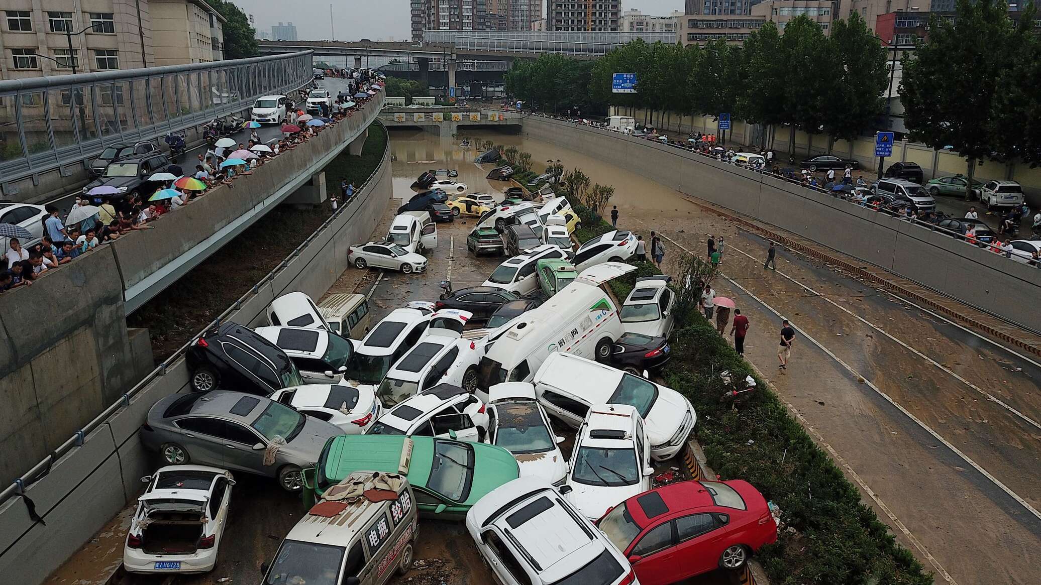 عشرات القتلى والمفقودين إثر انهيار جسر جراء أمطار غزيرة في الصين... فيديو
