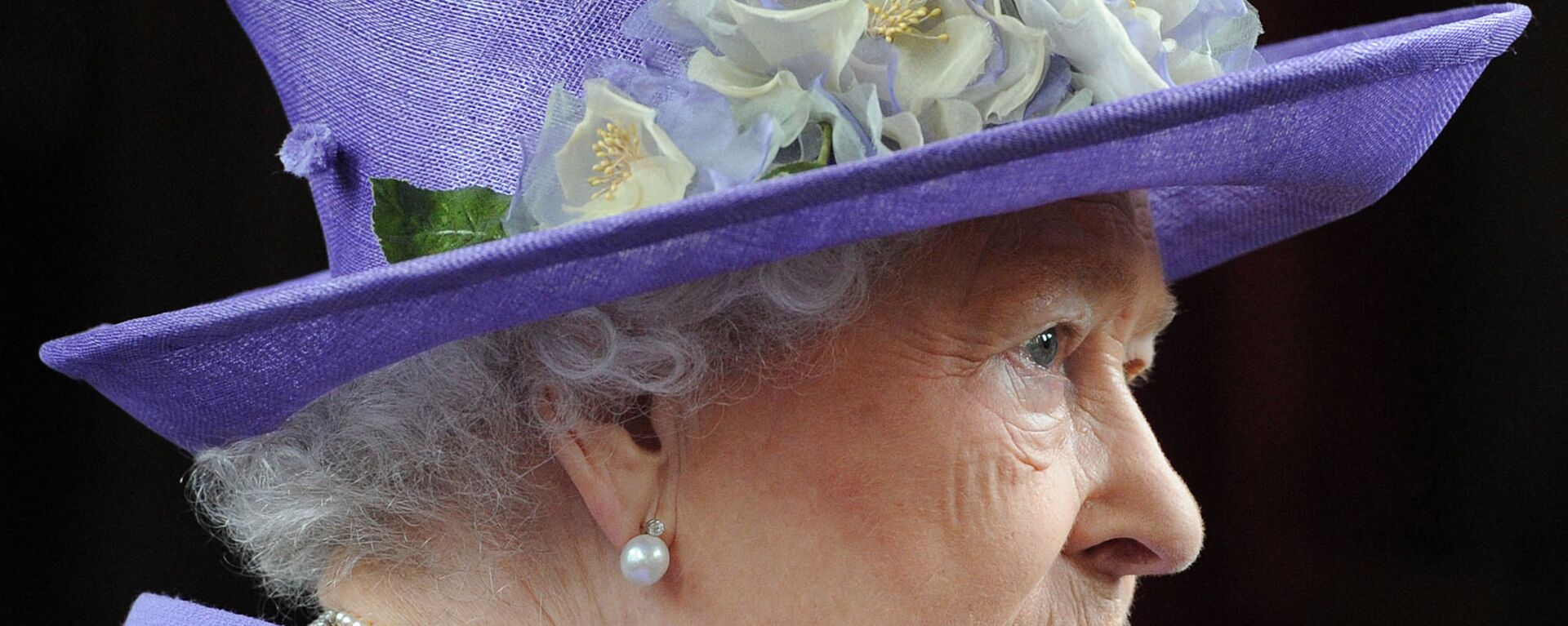 ملكة بريطانيا إليزابيث الثانية ترتدي بذلة وطاقية بنفسجية اللون - سبوتنيك عربي, 1920, 01.09.2022