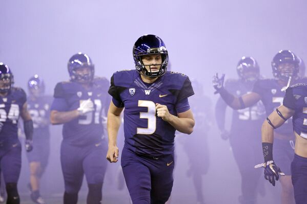 لاعب الوسط في فريق واشنطن، جيك براونينغ، إلى أرض الملعب مع فريقه عبر سحابة من الدخان بنفسجية اللون في سياتل. - سبوتنيك عربي