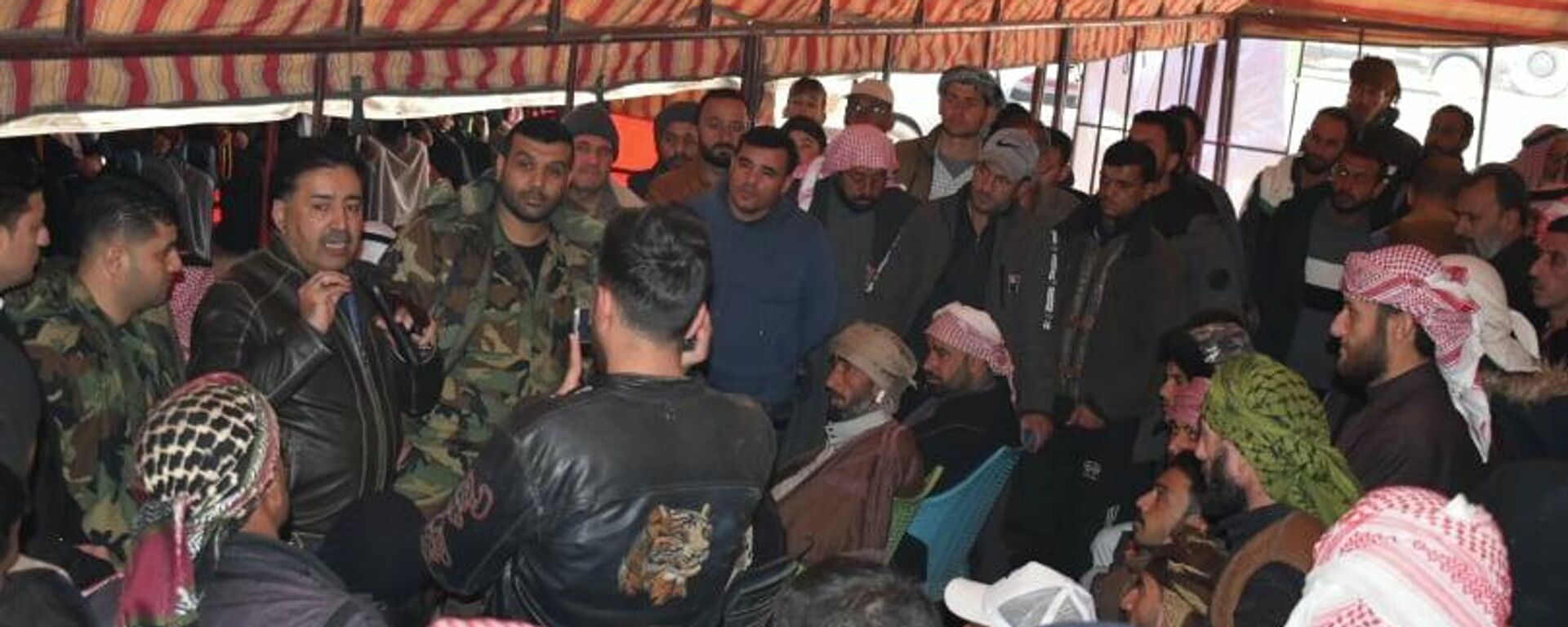 مسلحون لدى الجيش الأمريكي يسلمون أنفسهم للجيش السوري، ضمن تسويات الجيش السوري في دير الزور، سوريا - سبوتنيك عربي, 1920, 10.12.2021