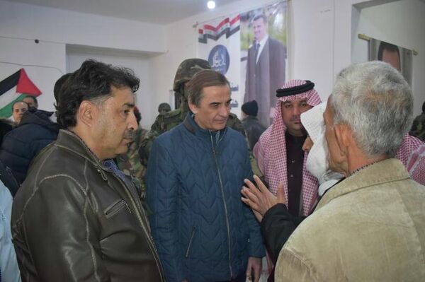 مسلحون لدى الجيش الأمريكي يسلمون أنفسهم للجيش السوري، ضمن تسويات الجيش السوري في دير الزور، سوريا - سبوتنيك عربي