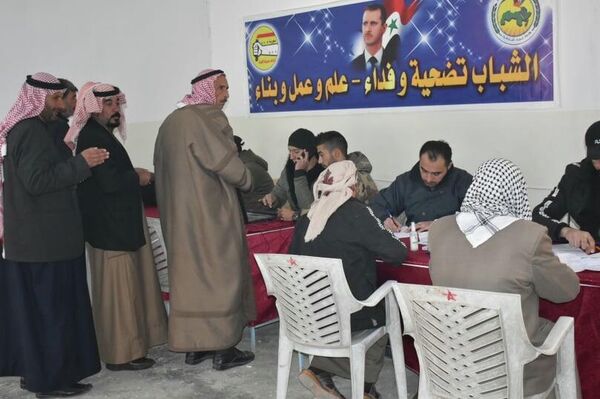 مسلحون لدى الجيش الأمريكي يسلمون أنفسهم للجيش السوري، ضمن تسويات الجيش السوري في دير الزور، سوريا - سبوتنيك عربي