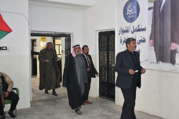 مسلحون لدى الجيش الأمريكي يسلمون أنفسهم للجيش السوري، ضمن تسويات الجيش السوري في دير الزور، سوريا - سبوتنيك عربي