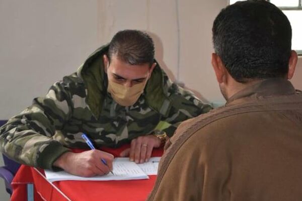 مسلحون لدى الجيش الأمريكي يسلمون أنفسهم للجيش السوري، ضمن تسويات الجيش السوري في دير الزور، سوريا - سبوتنيك عربي