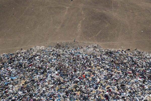 كومة كبيرة من الملابس المستعملة تغطي الرمال بالقرب من حي لا مولا في ألتو هوسبيسيو، تشيلي، 13 ديسمبر 2021. - سبوتنيك عربي