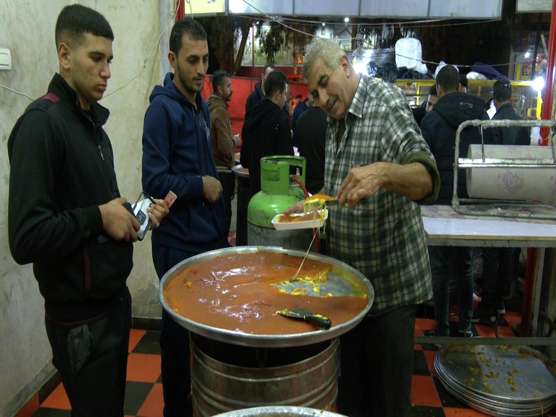 حلويات أبو الغلابة تحت شعار خلي الفقير ياكل في غزة، فلسطين - سبوتنيك عربي, 1920, 14.12.2021