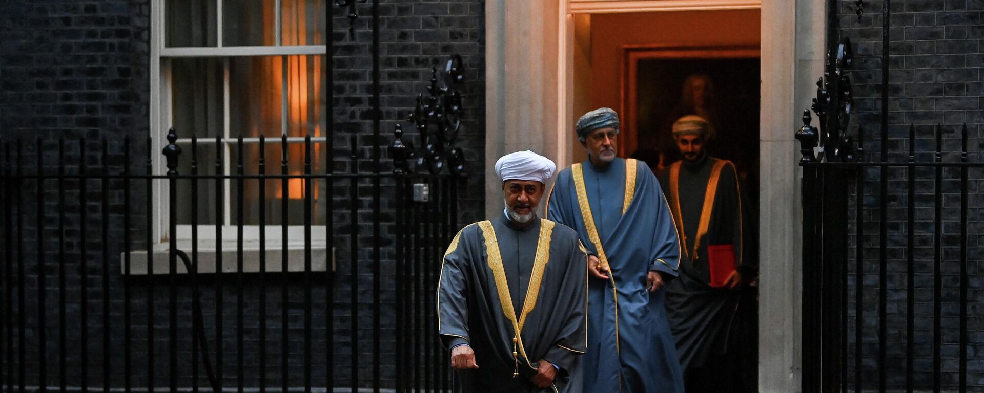 سلطان عمان، هيثم بن طارق، والوفد المرافق له، يغادرون داونينج ستريت 10 بعد اجتماع مع رئيس الوزراء البريطاني بوريس جونسون في لندن، بريطانيا، 16 ديسمبر/ كانون الأول 2021 - سبوتنيك عربي, 1920, 16.12.2021