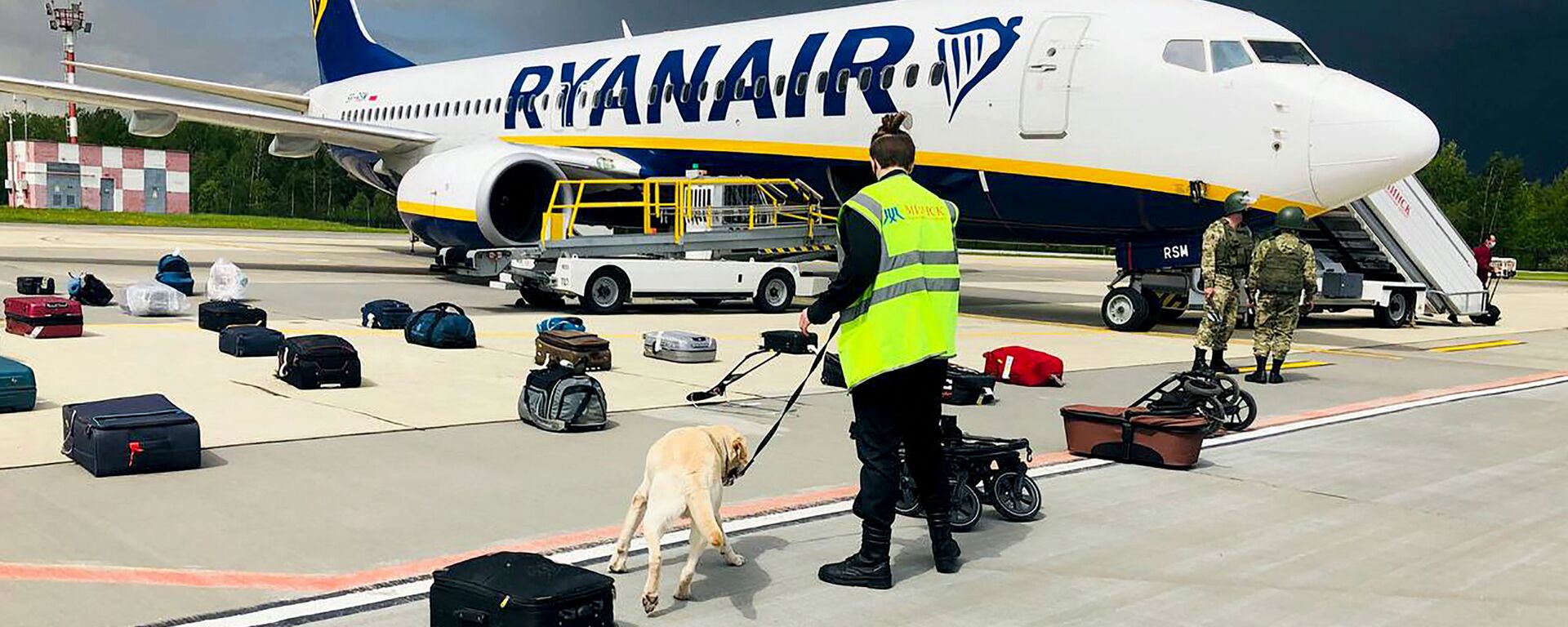  23 مايو 2021 - قوات الأمن الخاصة البيلاروسية تتحقق من الأمتعة من طائرة ريان إير بوينغ 737-8AS (رقم الرحلة FR4978) متوقفة في ساحة مطار مينسك الدولي في مينسك. - سبوتنيك عربي, 1920, 19.01.2022