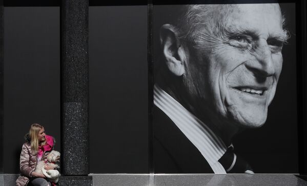  16 أبريل/ نيسان 2021 - صورة الأمير فيليب، تزين نافذة لمتجر متعدد الأقسام في وندسور بإنجلترا. - سبوتنيك عربي