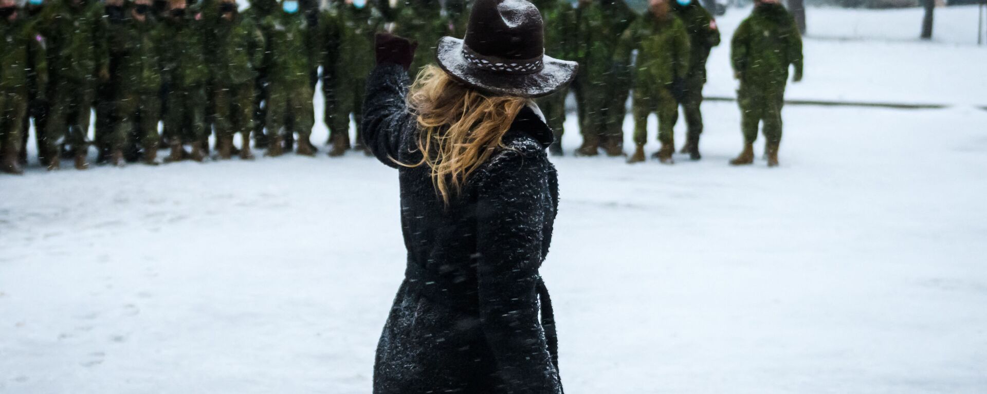 29 نوفمبر/ تشرين الثاني 2021 - ميلاني جولي، وزيرة خارجية كندا تغادر بعد اجتماع مع القوات العسكرية الكندية في قاعدة ادازي (Adazi) العسكرية في لاتفيا. - سبوتنيك عربي, 1920, 16.05.2022