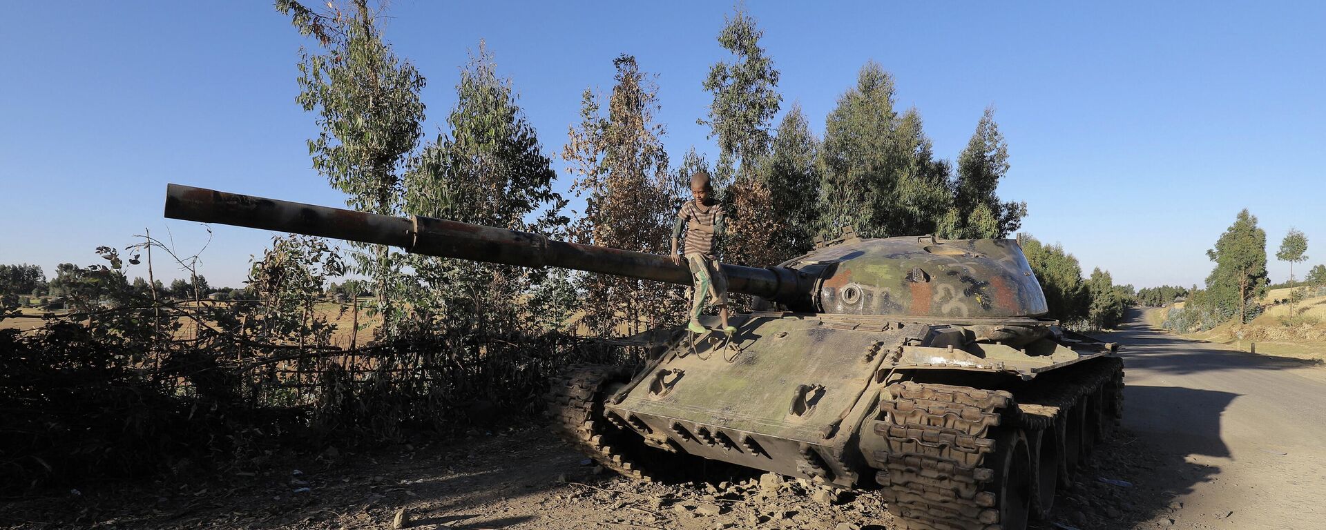 دبابة تعرضت للهجوم خلال التصعيد العسكري بين قوات الجيش الإثيوبي وقوات جبهة تيغراي، 7 ديسمبر 2021 - سبوتنيك عربي, 1920, 28.12.2021