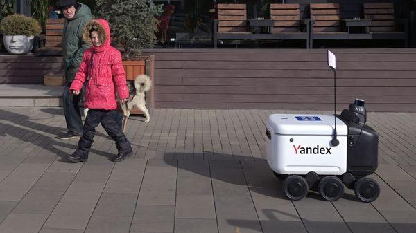 روبوت لتوصيل طلبات من Yandex ينقل طرود البريد الروسي في أحد شوارع موسكو الوسية، 26 أكتوبر 2021 - سبوتنيك عربي