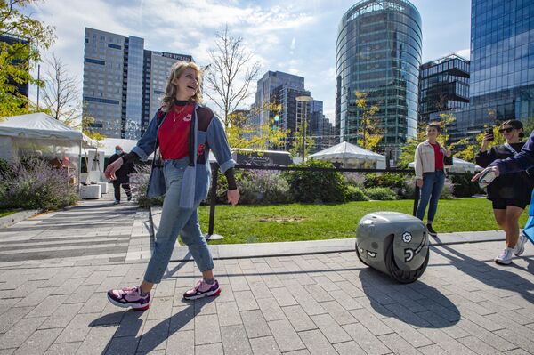 جيتا (Gita) روبوت بياجيو، يتبع كلير كيلكولين حول الحديقة في Robot Block Party الذي وضعته MassRobotoics في بوسطن، ولاية ماساتشوستس في 2 أكتوبر 2021. - سبوتنيك عربي