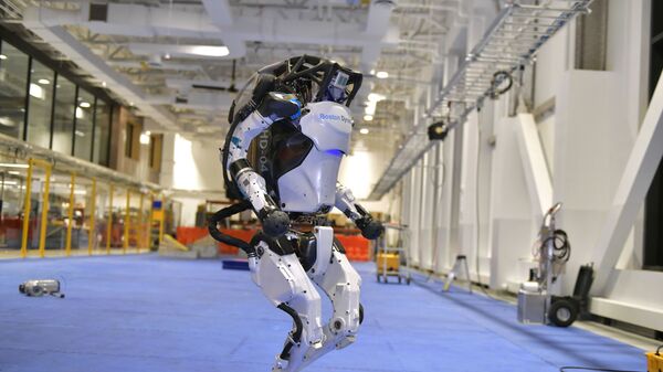 يقوم روبوت Boston Dynamics Atlas بحركة خلال عرض توضيحي، في مرافق الشركة في والثام ، ماساتشوستس، 13 يناير 2021 - سبوتنيك عربي