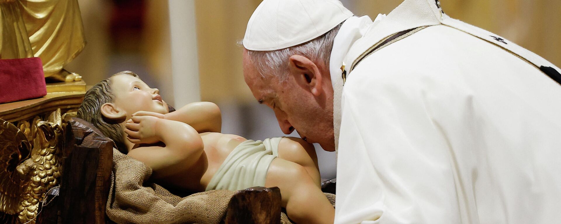 البابا فرنسيس الثاني يقبل تمثال الطفل يسوع أثناء احتفاله بالقداس الإلهي ليلة عيد الميلاد في كاتدرائية القديس بطرس بالفاتيكان، 24 ديسمبر/ كانون الأول 2021 البابا فرنسيس الثاني يقبل تمثال الطفل يسوع أثناء احتفاله بالقداس الإلهي ليلة عيد الميلاد في كاتدرائية القديس بطرس بالفاتيكان، 24 ديسمبر/ كانون الأول 2021 - سبوتنيك عربي, 1920, 24.12.2021