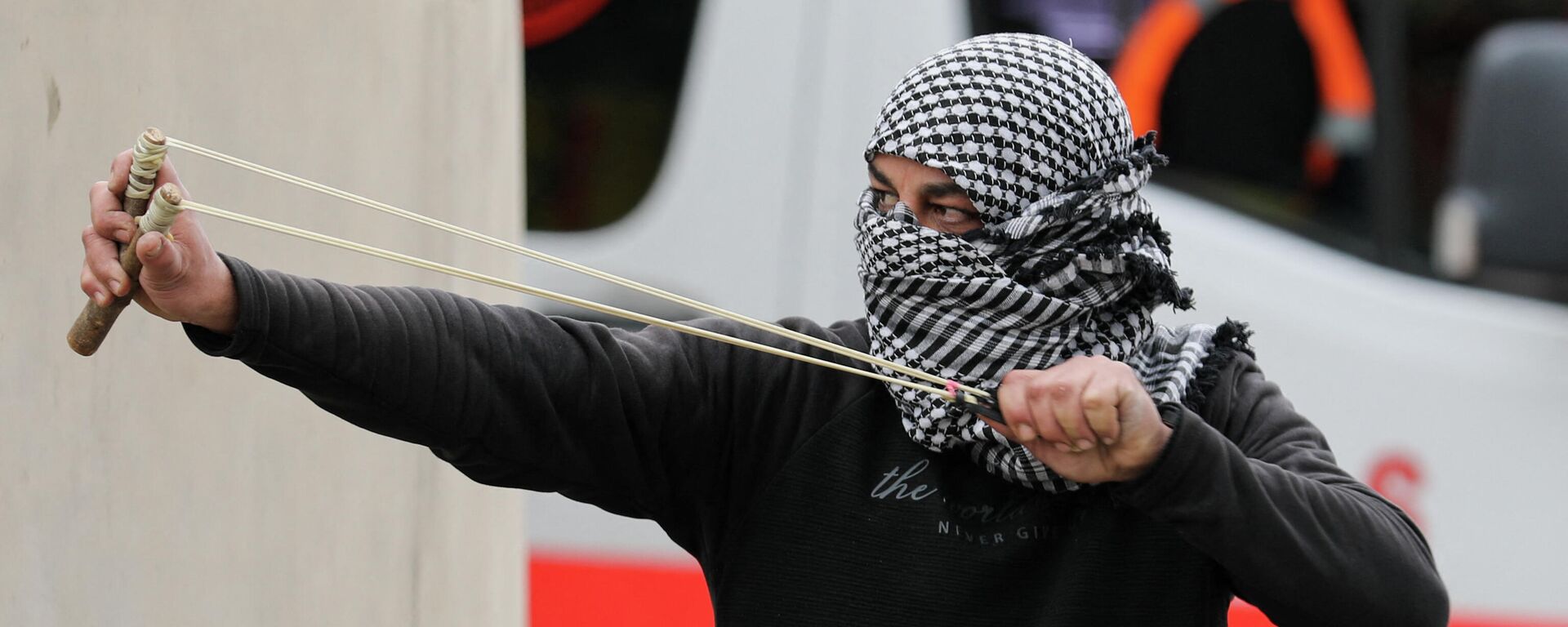 متظاهرون فلسطينيون يواجهون القوات الإسرائيلية احتجاجاً على تشييد مستوطنة في قرية البرقة، الضفة الغربية المحتلة، 23 ديسمبر 2021 - سبوتنيك عربي, 1920, 09.02.2022