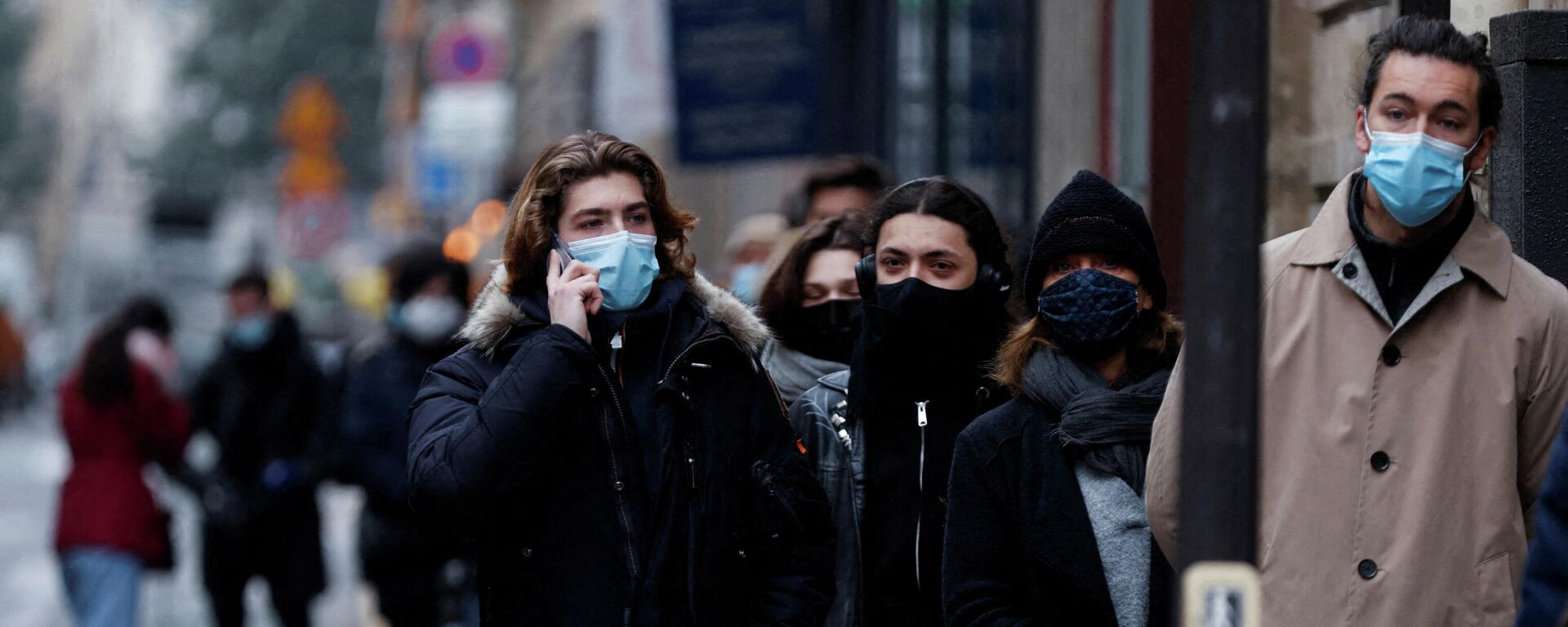 أشخاص يرتدون كمامات واقية من كورونا باريس فرنسا 23 ديسمبر 2021 - سبوتنيك عربي, 1920, 05.01.2022