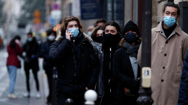 أشخاص يرتدون كمامات واقية من كورونا باريس فرنسا 23 ديسمبر 2021 - سبوتنيك عربي
