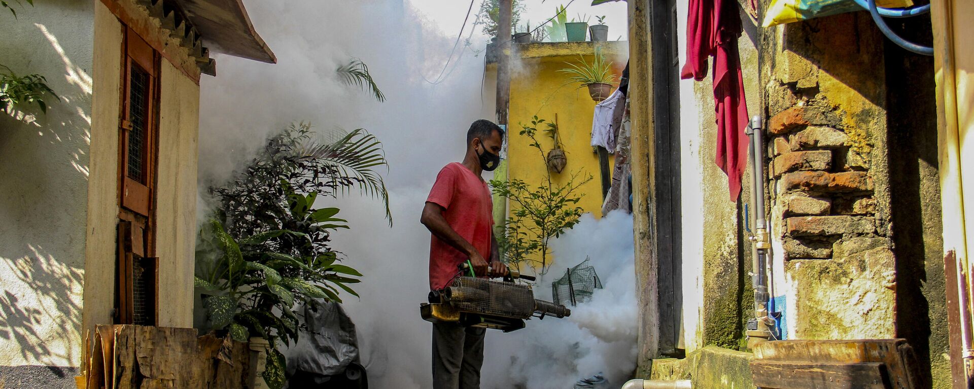 أحد العاملين بالخدمات الصحية يرش المبيدات كإجراء وقائي ضد حمى الضنك التي ينقلها البعوض في كولومبو بسريلانكا 20 ديسمبر 2021 - سبوتنيك عربي, 1920, 06.11.2022