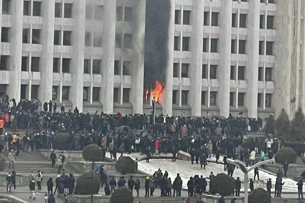 المتظاهرون في ألما آتا يقتحمون مبنى البلدية وسماع إطلاق نار - سبوتنيك عربي