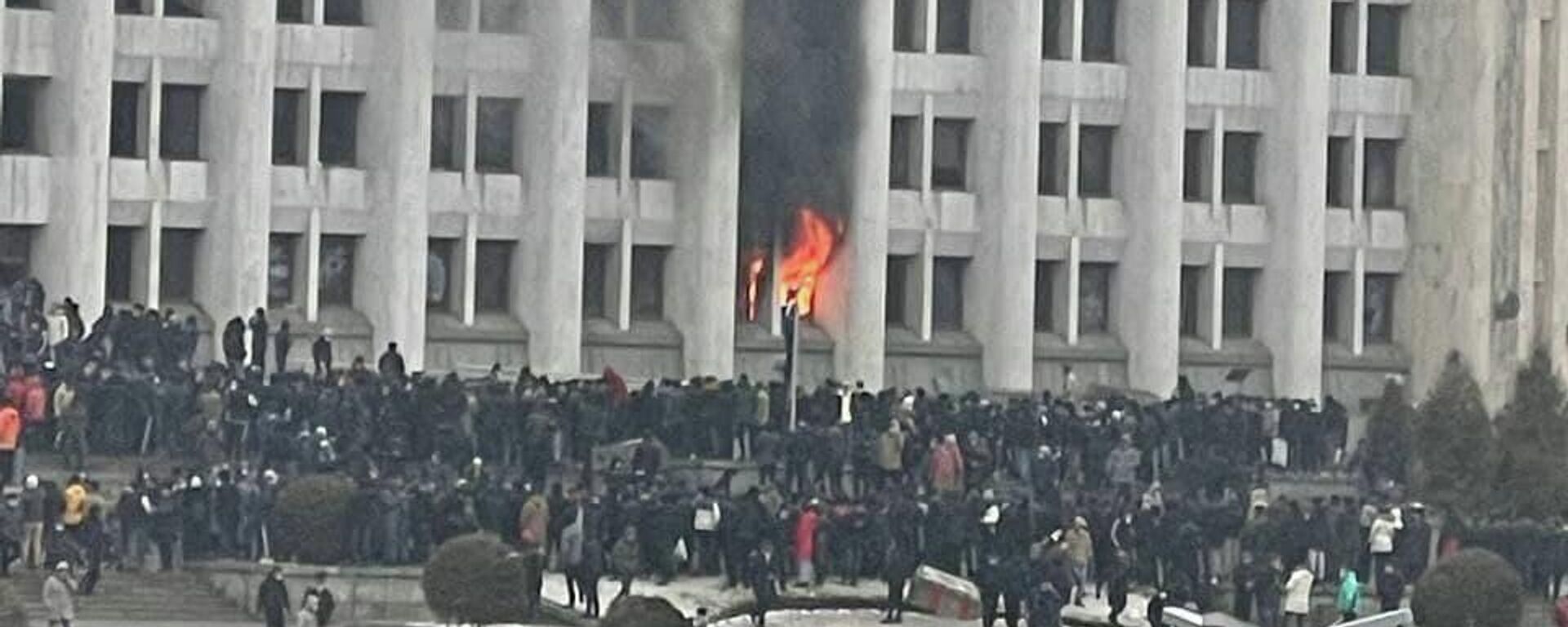المتظاهرون في ألما آتا يقتحمون مبنى البلدية وسماع إطلاق نار - سبوتنيك عربي, 1920, 06.01.2022