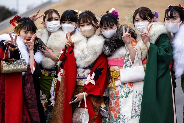 فتيات في العشرين من العمر يرتدين الكيمونو يلتقطن صورة سيلفي خارج ملعب تودوروكي خلال الاحتفال بمناسبة يوم بلوغ سن الرشد في كاواساكي، محافظة كاناغاوا، اليابان 10 يناير 2022. - سبوتنيك عربي