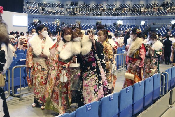 ترتدي النساء أزياء الكيمونو التقليدية في اليابان، اللواتي سيبلغن من العمر 20 عامًا هذا العام، كمامات لحضور احتفال بمناسبة بيوم بلوغ سن الرشد في يوكوهاما، 10 يناير 2022. - سبوتنيك عربي