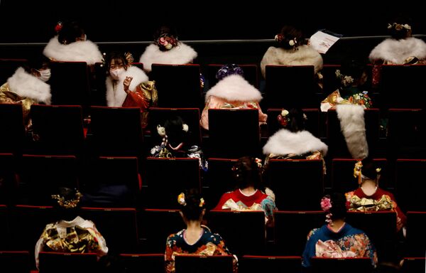 نساء يرتدين الكيمونو يحضرن احتفال بمناسبة يوم بلوغ سن الرشد في طوكيو، اليابان، 10 يناير 2022. - سبوتنيك عربي