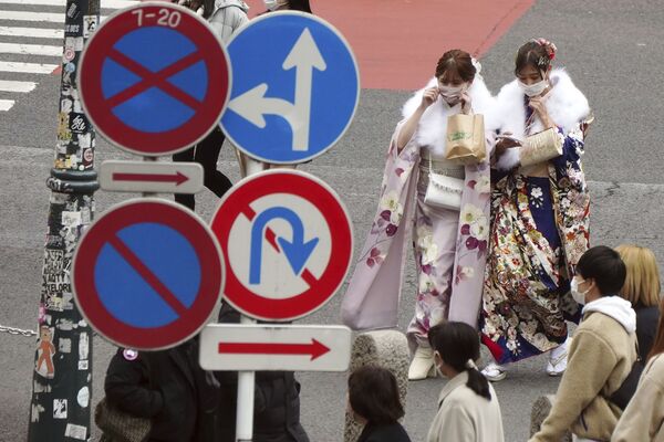 نساء يرتدين كيمونو يحتفلن ببلوغ سن العشرين قبل المشاركة في احتفال أقيم على شرفهن بمناسبة بلوغ سن الرشد في منطقة شيبويا في طوكيو، اليابان 10 يناير 2022. - سبوتنيك عربي
