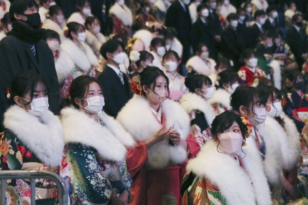 ترتدي النساء أزياء الكيمونو التقليدية في اليابان اللواتي سيبلغن من العمر 20 عامًا هذا العام، للمشاركة في حفل أقيم بمناسبة يوم بلوغ سن الرشد في يوكوهاما،10  يناير 2022. - سبوتنيك عربي