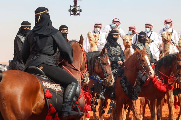 خيالات وفرسان سعوديون يشاركون في عرض عسكري خلال النسخة السادسة لمهرجان الملك عبد العزيز للإبل في منطقة رماح، على بعد 161 كلم شرق العاصمة الرياض، 8 يناير 2022. - سبوتنيك عربي