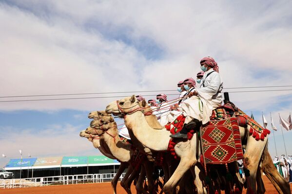 فرسان سعوديون يشاركون في عرض عسكري خلال النسخة السادسة من مهرجان الملك عبد العزيز للإبل في منطقة رماح، على بعد 161 كلم شرق العاصمة الرياض، 8 يناير 2022. - سبوتنيك عربي