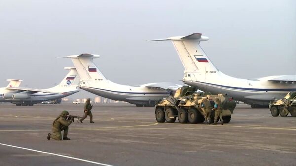 المعدات العسكرية التابعة لقوات حفظ السلام (ضمن منظمة معاهدة الأمن الجماعي) تصل مطار ألماتي، كازاخستان 9 يناير 2022. - سبوتنيك عربي