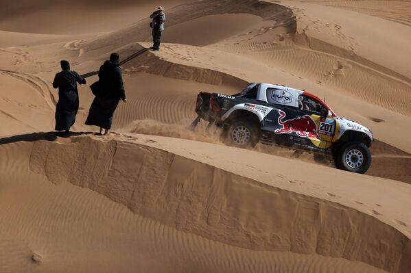  ناصر العطية سائق تويوتا جازو ريسينغ ومساعده ماتيو باوميل خلال المرحلة الثامنة من رالي داكار السعودية 2022، الدوادمي إلى وادي الدواسر، المملكة العربية السعودية، 10 يناير 2022 - سبوتنيك عربي