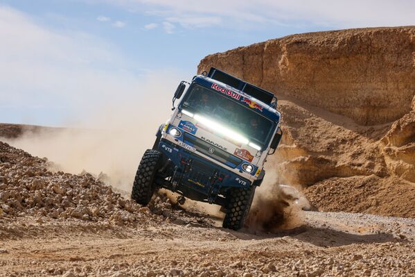 سيارة فريق كاماز الروسي، الطاقم 509 المكون من أندريه كارجينوف وأندري موكيف وإيفان مالكوف على حلبة المرحلة السادسة من رالي داكار 2022  في فئة الشاحنات في المملكة العربية السعودية. - سبوتنيك عربي