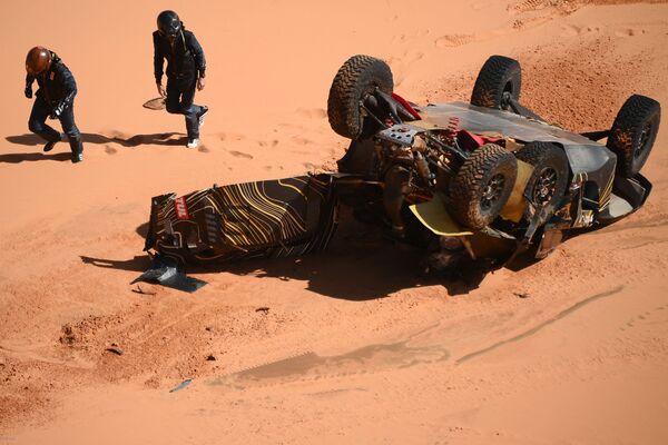 رد فعل السائق الفرنسي جيرلين شيشيريت ومساعده أليكس وينوك بعد اصطدامهما بمركبتهما خلال المرحلة 4 من رالي داكار 2022 بين القيصومة والرياض في المملكة العربية السعودية، 5 يناير 2022. - سبوتنيك عربي