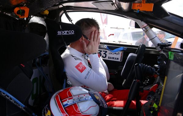 السائق الفرنسي سيباستيان لوب يتفاعل في نهاية المرحلة السادسة من رالي داكار 2022 بالقرب من العاصمة السعودية الرياض، 7 يناير 2022. - سبوتنيك عربي