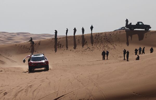  أورلاندو تيرانوفا سائق البحرين ضمن فريق ريد إكستريم ومساعده دانيال أوليفيراس كاريراس، خلال المرحلة السابعة،  الرياض إلى الدوادمي، المملكة العربية السعودية، 9 يناير 2022 - سبوتنيك عربي