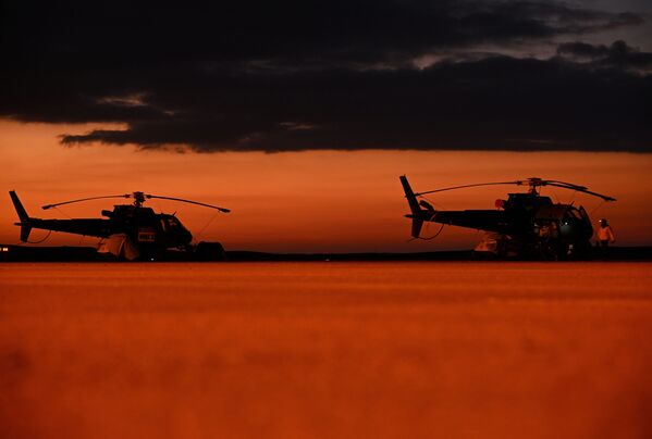 تنتشر طائرات هليكوبتر قبل المرحلة الثالثة من رالي داكار 2022 بين منطقتي الأرطاوية والقيصومة، 4 يناير 2022. - سبوتنيك عربي