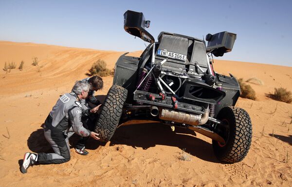 حضر كارلوس ساينز من فريق أودي سبورت ومساعده لوكاس كروز مركبتهم خلال المرحلة الخامسة من رالي داكار السعودية 2022، الرياض إلى الرياض، المملكة العربية السعودية، 6 يناير 2022 - سبوتنيك عربي