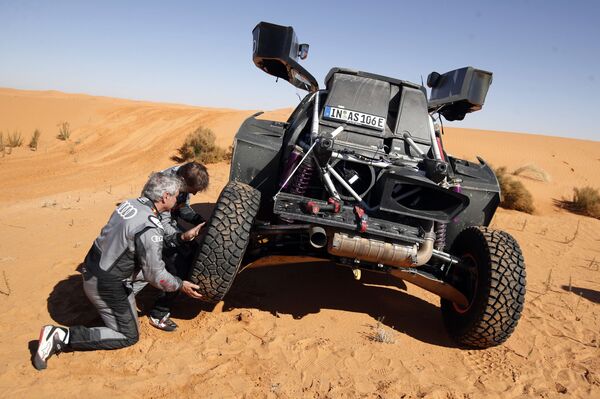 حضر كارلوس ساينز من فريق أودي سبورت ومساعده لوكاس كروز مركبتهم خلال المرحلة الخامسة من رالي داكار السعودية 2022، الرياض إلى الرياض، المملكة العربية السعودية، 6 يناير 2022 - سبوتنيك عربي