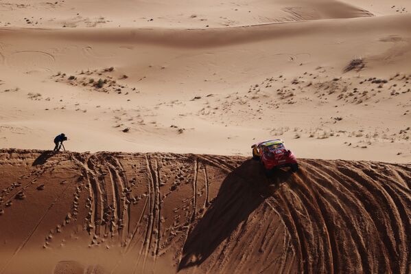 سيباستيان لوب سائق البحرين ضمن فريق ريد إكستريم ومساعده فابيان لوركين، خلال المرحلة الرابعة، القيصومة إلى الرياض، المملكة العربية السعودية، 5 يناير 2022  - سبوتنيك عربي