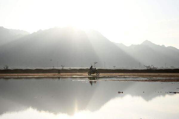 راكب الدراجة النارية الأسترالي توبي برايس يقود سيارته KTM خلال المرحلة 1 ب من رالي داكار السعودية 2022 حول مدينة حائل السعودية، 2 يناير 2022. - سبوتنيك عربي