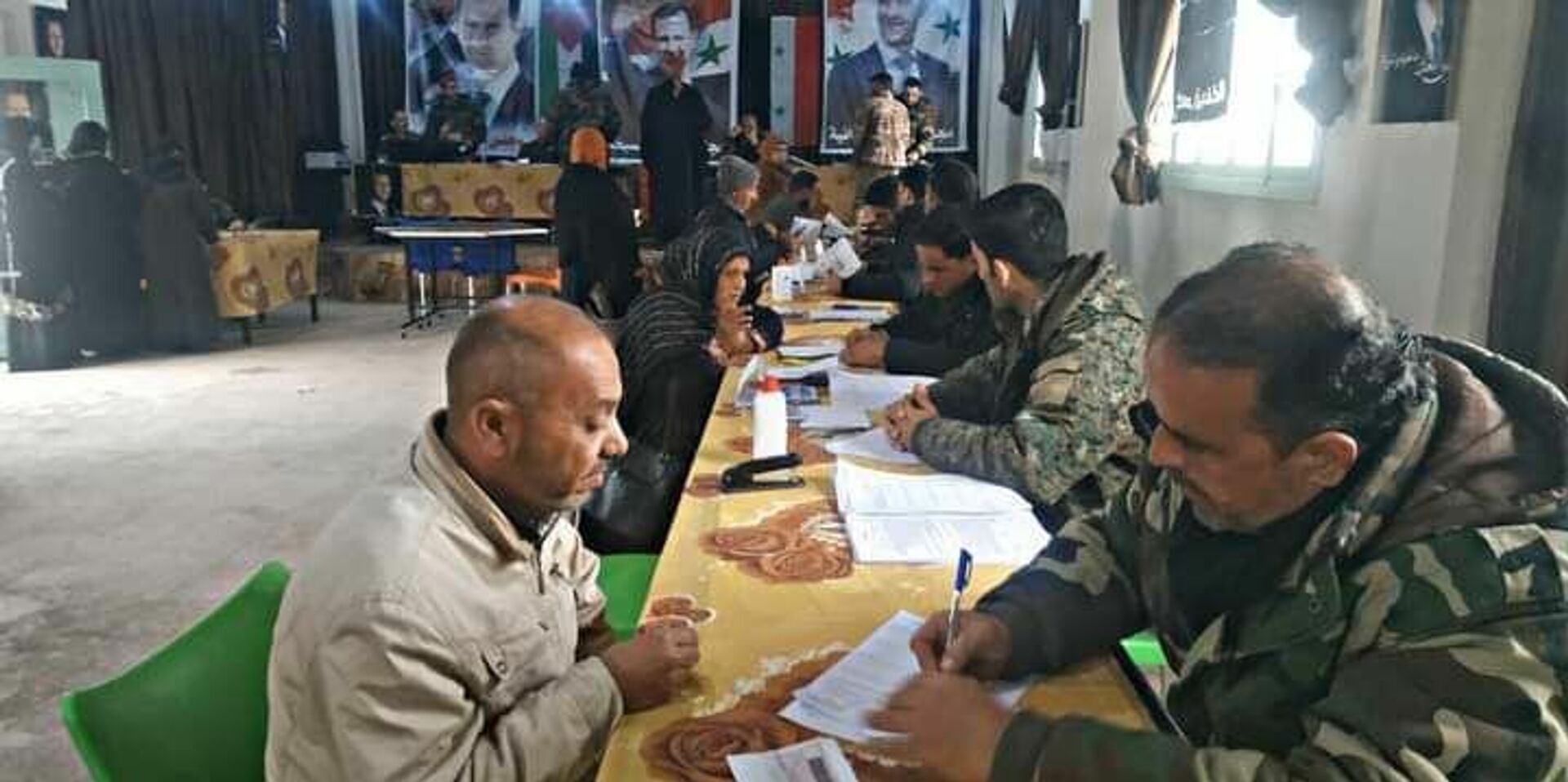 المئات من أهالي الرقة يغادرون مناطق الجيش الأمريكي لتسوية أوضاعهم لدى الجيش السوري - سبوتنيك عربي, 1920, 12.01.2022