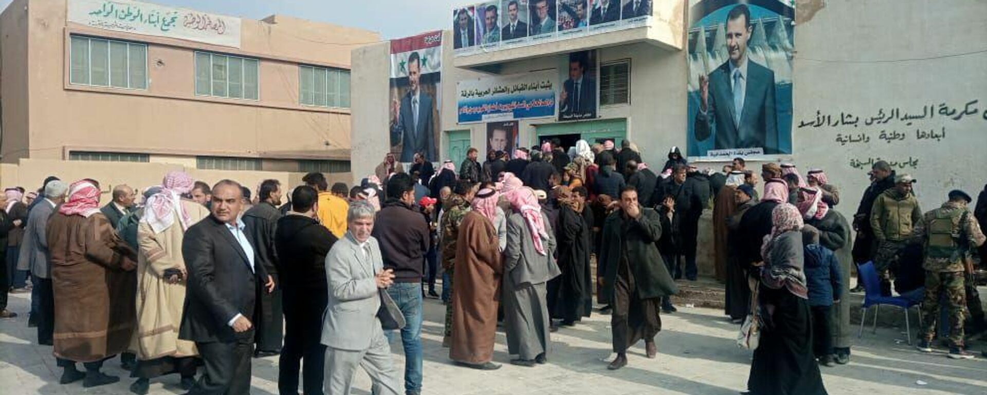 المئات من أهالي الرقة يغادرون مناطق الجيش الأمريكي لتسوية أوضاعهم لدى الجيش السوري - سبوتنيك عربي, 1920, 12.01.2022