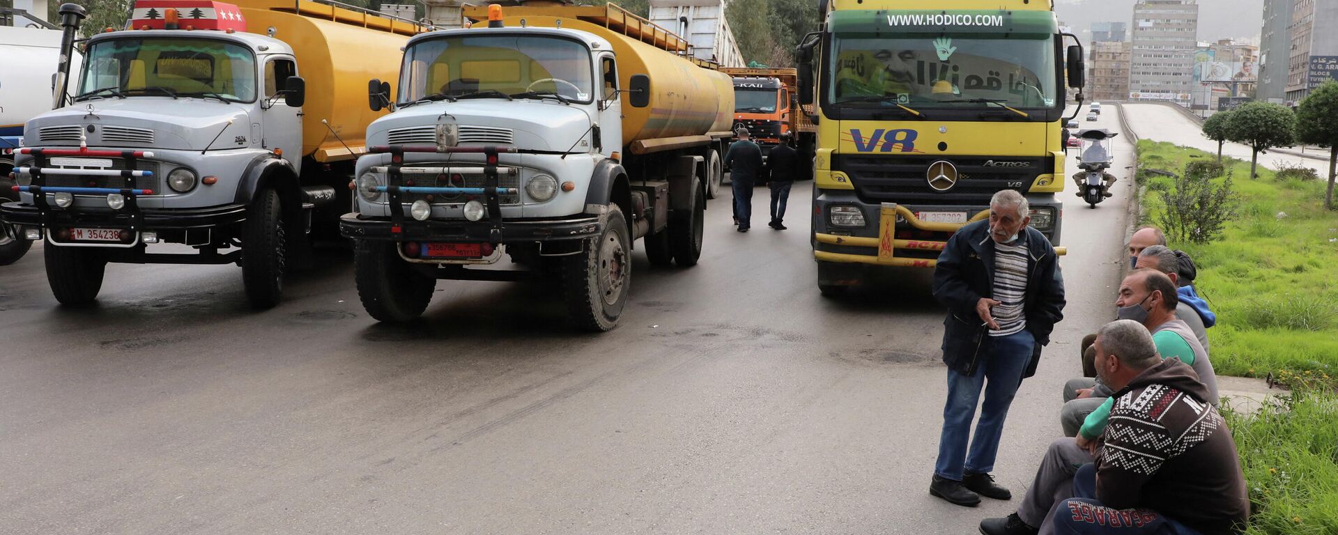 سائقون في لبنان يغلقون طريقا رئيسيا أثناء مشاركتهم في إضراب يوم الغضب - سبوتنيك عربي, 1920, 13.01.2022